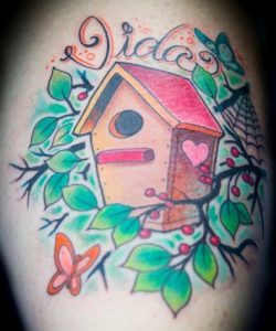 Tatuaje de una caja nido que representa "vida"