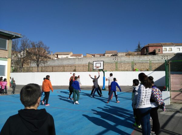 Imágenes del partido de baloncesto que enfrentó al alumnado con el profesorado, ¿quién ganó?...