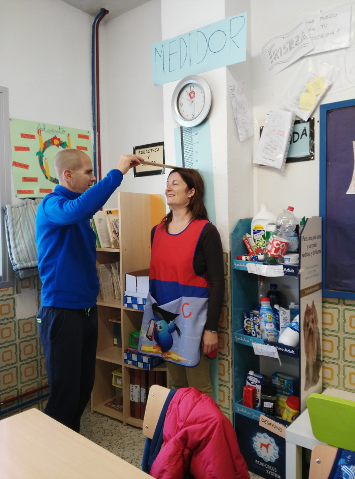 Calculando el Índice de Masa Corporal (IMC), junto con la seño Enedina y José Manuel, el coordinador del proyecto