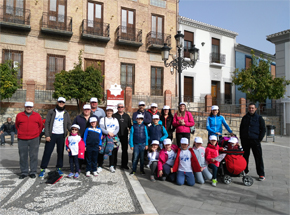 Las familias visitan la ruta saludable de Pinos Puente