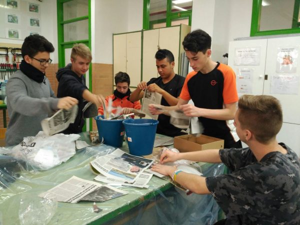 Participantes de 'Echa a volar' durante el taller de fabricación de nidos.